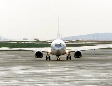 Αεροπλάνο προσγειώνεται με τις μπάντες λόγω θυελλωδών ανέμων (βίντεο)